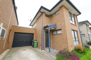 Fawkner Modern 3BR House Netflix WiFi Parking